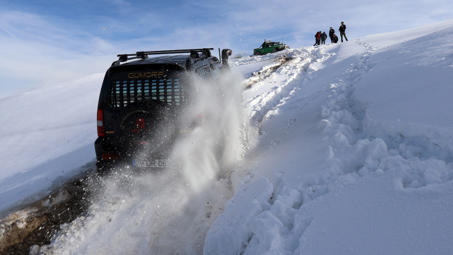Off-road pilotları karlı dağlarda yarışlara hazırlanıyor
